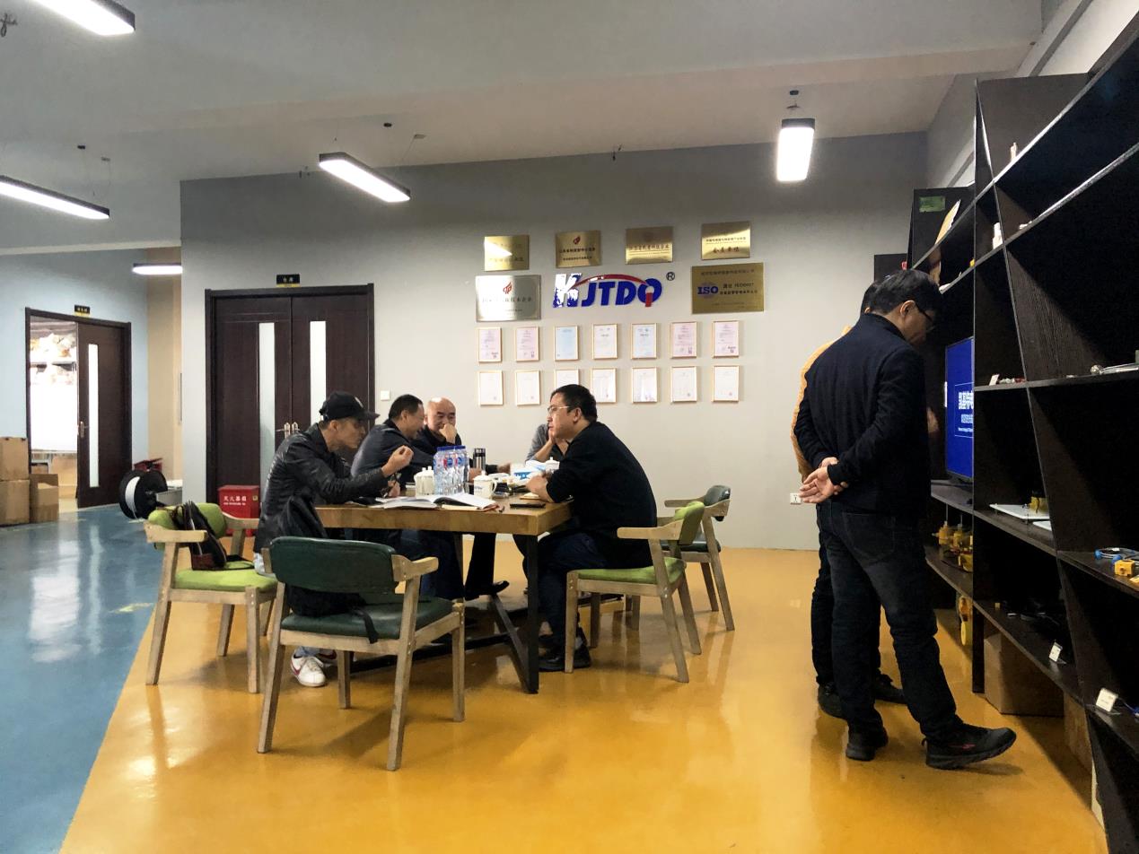 中船動力有限公司、鎮(zhèn)江市高新區(qū)商務(wù)局等領(lǐng)導(dǎo)一行蒞臨我司參觀考察